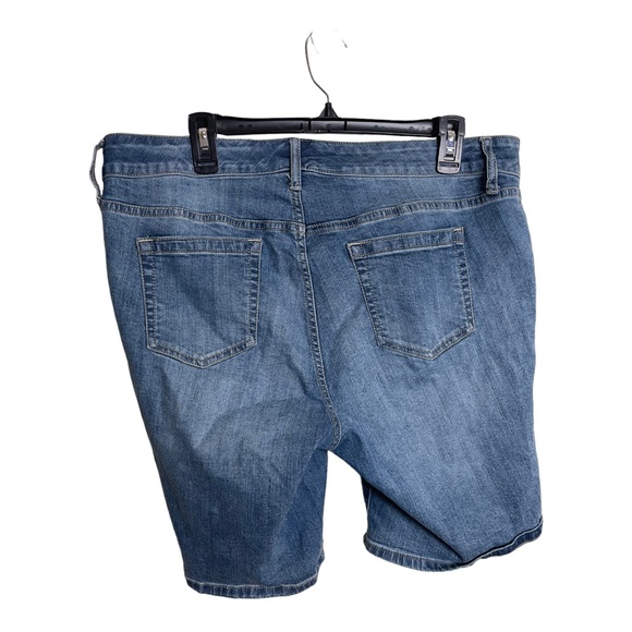 Torrid Distressed Lightwash Jean Shorts Size 16 - Picture 2 of 9